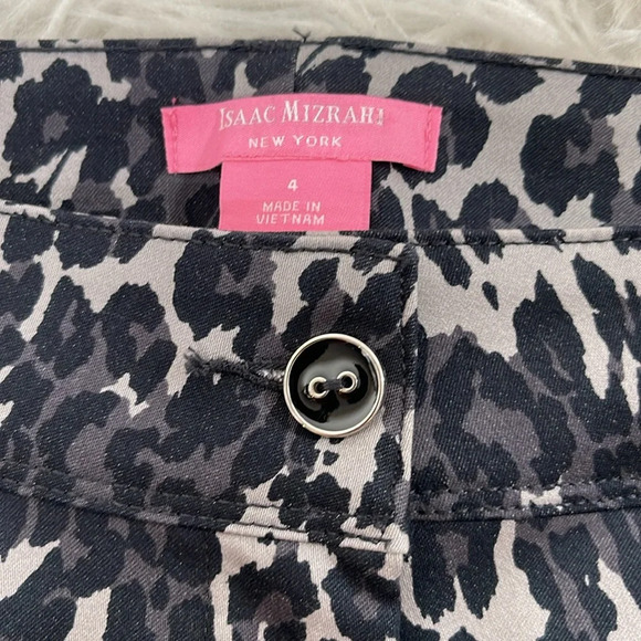 Isaac Mizrahi New York Distressed Leopard Tailored 5" Inseam Short Size 4 NEW - Picture 5 of 9